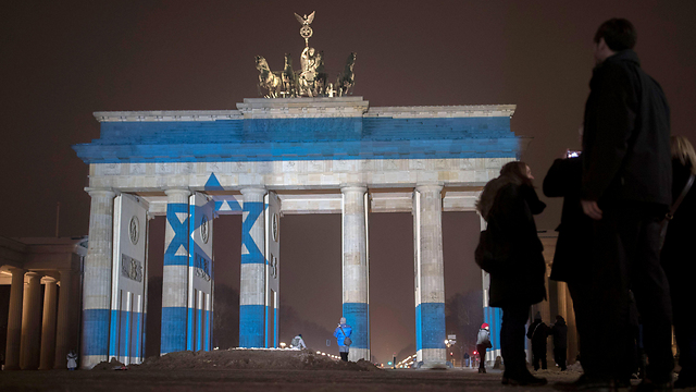 Berlino: la Porta di Brandeburgo si veste della bandiera di Israele per  solidarietà dopo l'attentato di Gerusalemme - Mosaico
