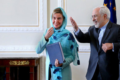 Federica Mogherini incontra, velata, il Ministro degli Esteri iraniano Mohammad Javad Zarif