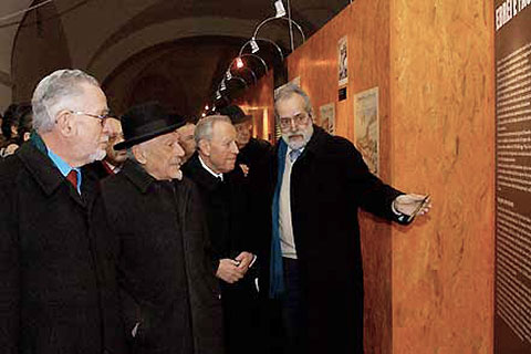 ROMA, 27 gennaio 2005 – Il Presidente Ciampi con Amos Luzzato, Presidente dell'Unione delle Comunità Ebraiche Italiane, Elio Toaff e Michele Sarfatti, Direttore della Fondazione CDEC, durante la visita alla Mostra "Dalle Leggi antiebraiche alla Shoah".