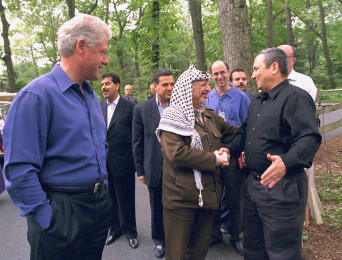 Bill Clinton, Yasser Arafat, Ehud Barak nel 2000