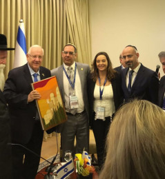 Il Presidente israeliano Reuven Rivlin riceve la Torà realizzata in Urbino