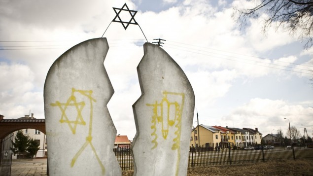 Un monumento ebraico vandalizzato al cimitero polacco di Wysokie Mazowieckie 