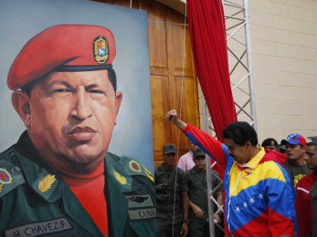 Il presidente Maduro rende omaggio all'icona di Hugo Chavez