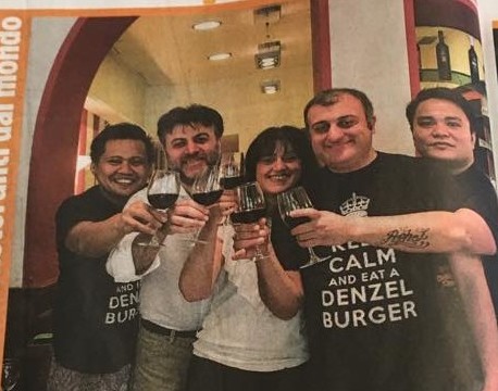 Lo staff di Denzel, hamburheria e ristorante kasher a Milano, vincitore di un primo premio nei Vivimilano Awards Food & Drink