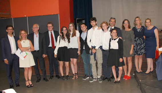 Gli studenti dei licei e gli organizzatori del progetto Alternanza scuola-lavoro durante la serata di bilancio del 7 giugno