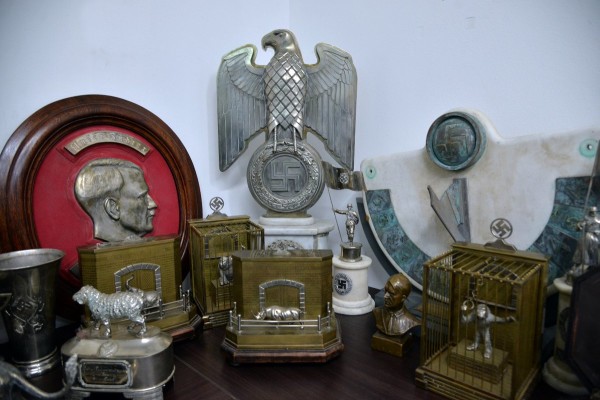 Alcuni degli oggetti nazisti rinvenuti in Argentina, appartenuti forse a Josef Mengele