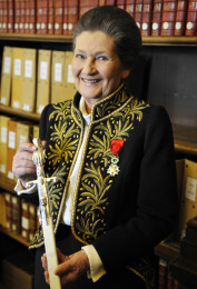 Simone Veil nell'uniforme della Accademia di Francia