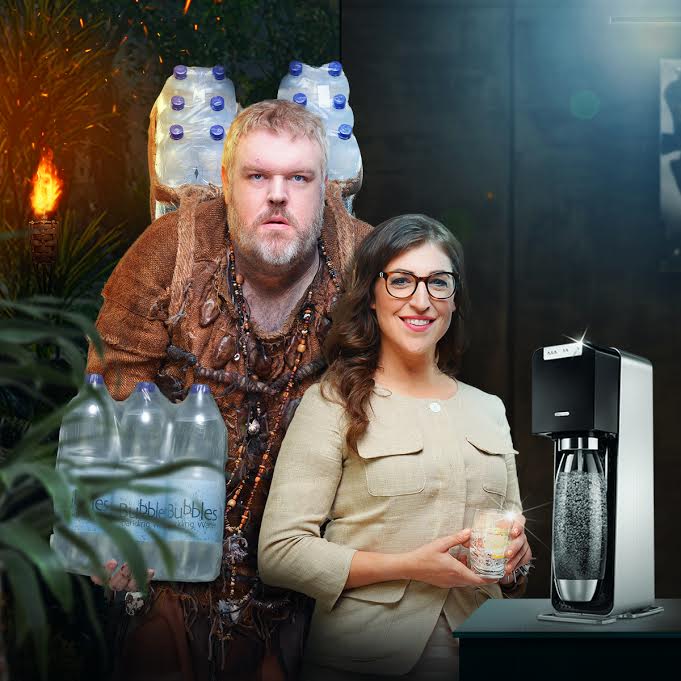 Maym Bialik e Kristian Naim nel video 'The Schlepiens" di SodaStream