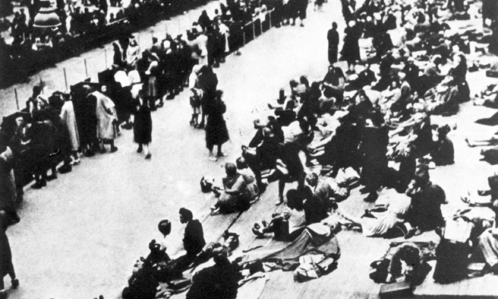 Ebrei rastrellati e rinchiusi dalla polizia francese nel Velodromo d'inverno a Parigi fra iò 16 e il 17 luglio 1942