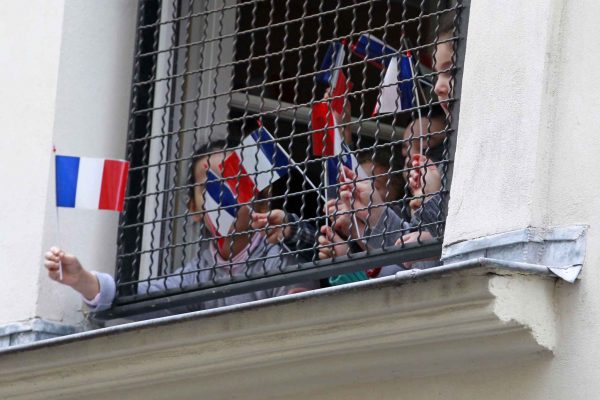 bambini che sventolano bandiere francesi alla scuola ebraica di Rue Pavè