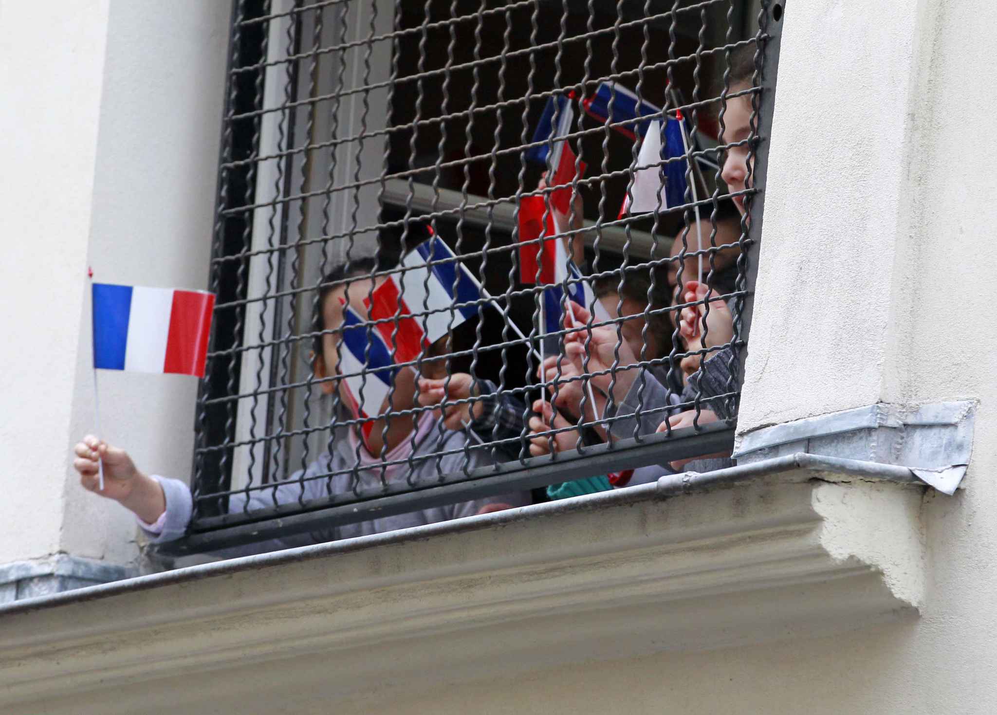 bambini che sventolano bandiere francesi alla scuola ebraica di Rue Pavè