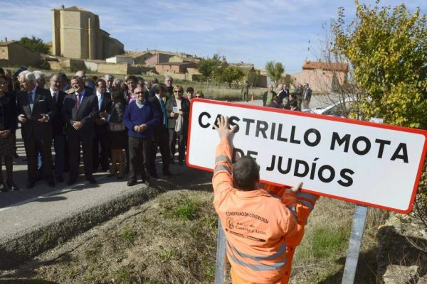 La cerimonia di cambio del nome del paesino spagnolo "Mata Judios"