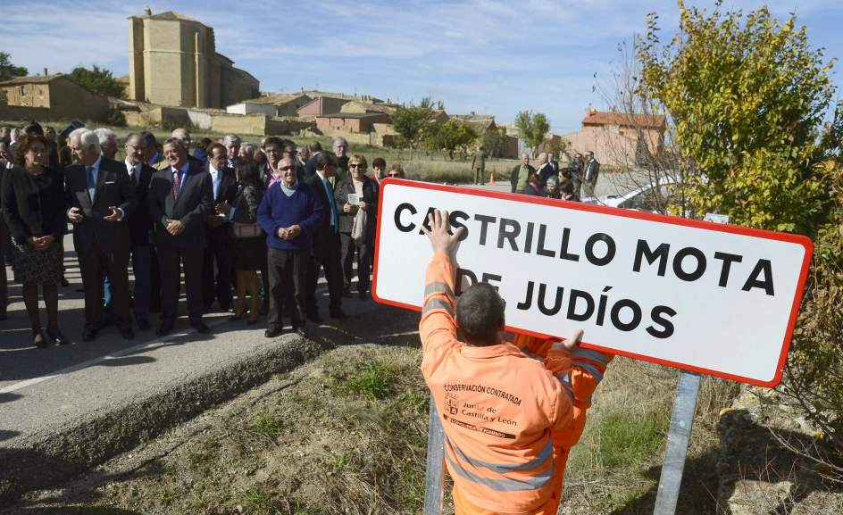 La cerimonia di cambio del nome del paesino spagnolo "Mata Judios"