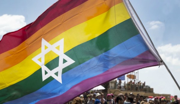 Una bandiera arcobaleno con la stella di David alla Dyke March a Chicago