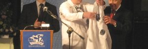Il Presidente Peres riceve la camicia del Bené Akiva