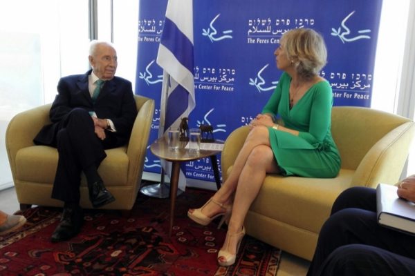 Stefania Giannini con Shimon Peres in Israele