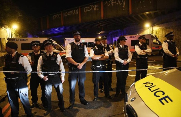 La polizia schierata dopo l'attentato alla moschea di Finsbury a Londra