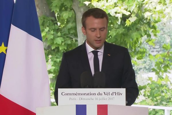 Il presidente francese Emmabnuel Macrobn durante la commemoraizone dei 75 anni del rastrellamento al Vel' d'hiv