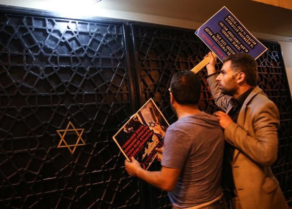 La sinagioga di Istanbul danneggiata da manifestanti anti-israeliani