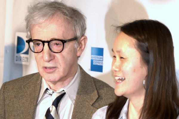 Woody Allen insieme alla figlia adottiva Soon Yi