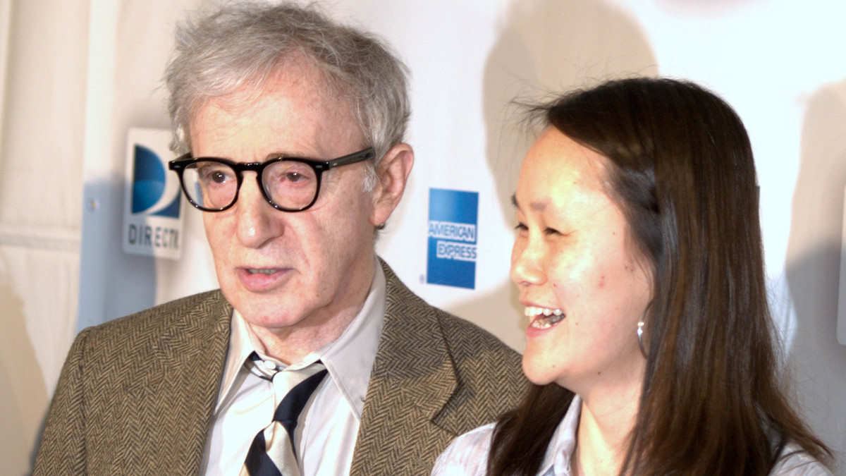 Woody Allen insieme alla figlia adottiva Soon Yi