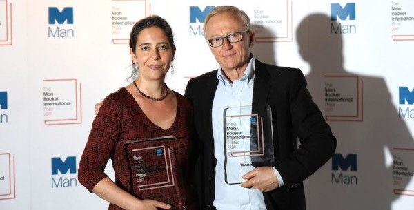 Lo scrittore David Grossman e la sua traduttrice Jessica Cohen premiati con il Man Booker International Prize 2017 al Victoria & Albert Museum di Londra, 14 giugno 2017