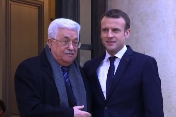 Mahmoud Abbas con Emmanuel Macron