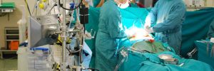 Chirurghi in una sala operatoria