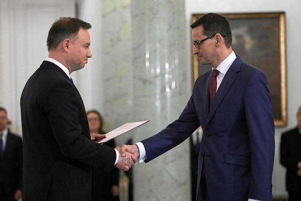 A destra il nuovo premier della Polonia Morawiecki
