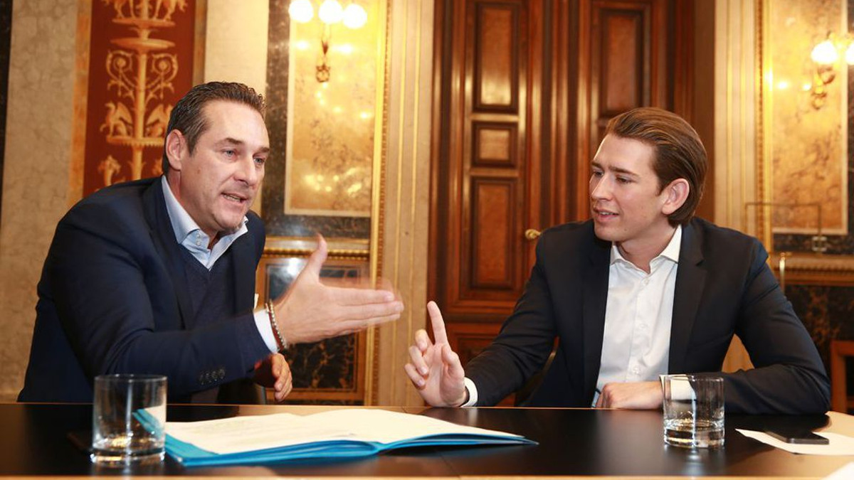 Da sinistra Heinz Christian Strache, leader FPO, e Sebastian Kurtz, leader del partito Polare austriaco