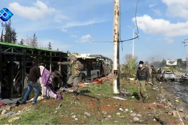 Attentato a un convoglio di pullman ad Aleppo, in Siria, ad aprile 2016 (Foto Ansa, fonte TgCom24)