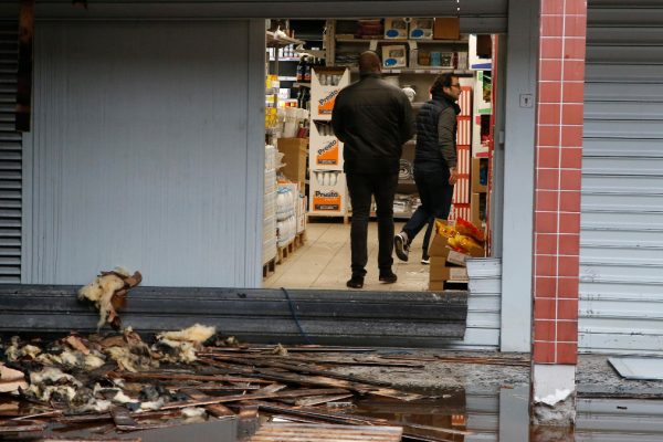 Il negoziokaher Promo & Stock di Parigi devastato da un incendio