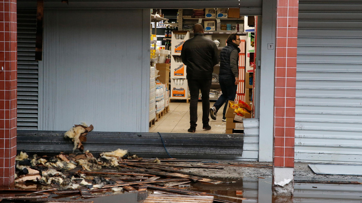 Il negoziokaher Promo & Stock di Parigi devastato da un incendio