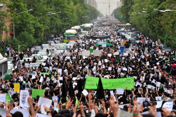 Manifestanti in Iran protestano contro il governo