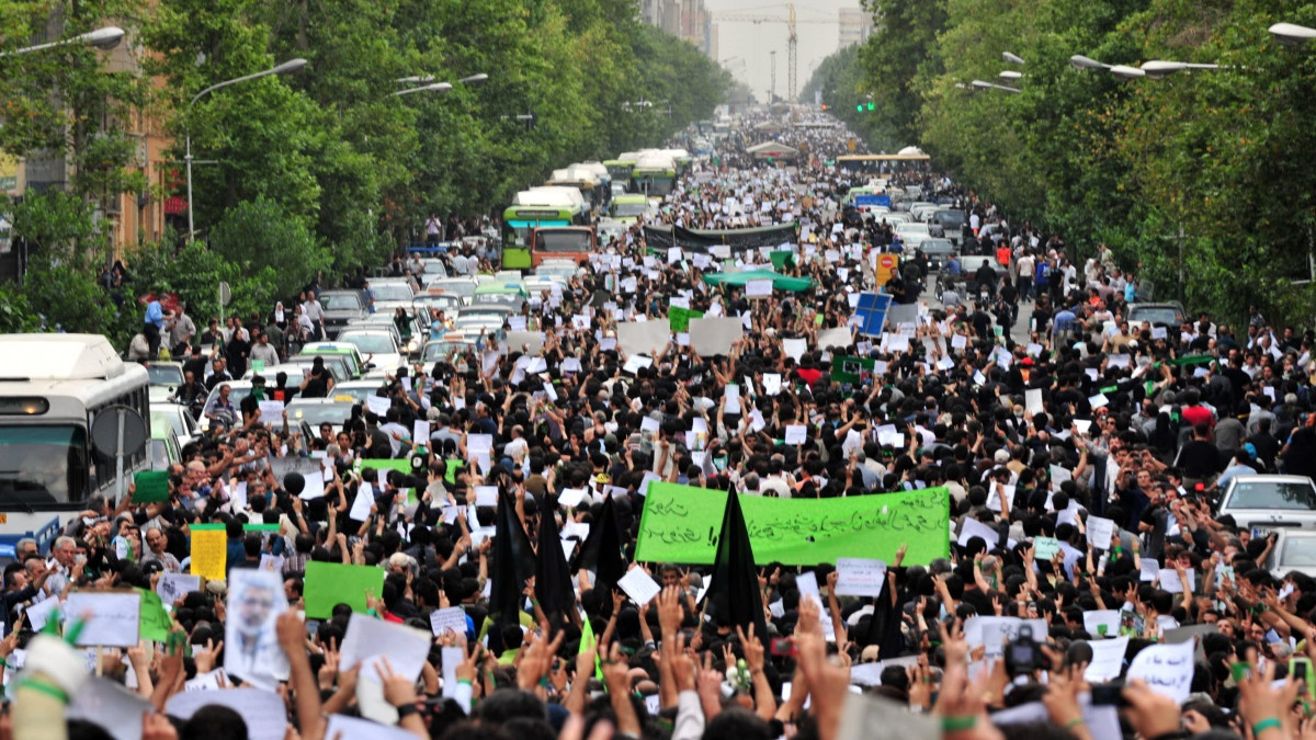 Manifestanti in Iran protestano contro il governo