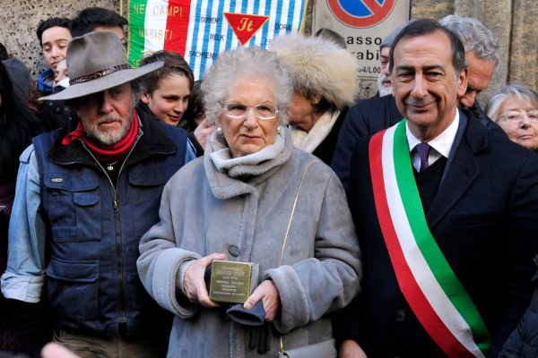 Liliana Segre con il sindaco Giuseppe Sala e l'artista Gunther Demnig il 19 gennaio 2017 alla posa della pietra di inciampo per il padre Alberto Segre