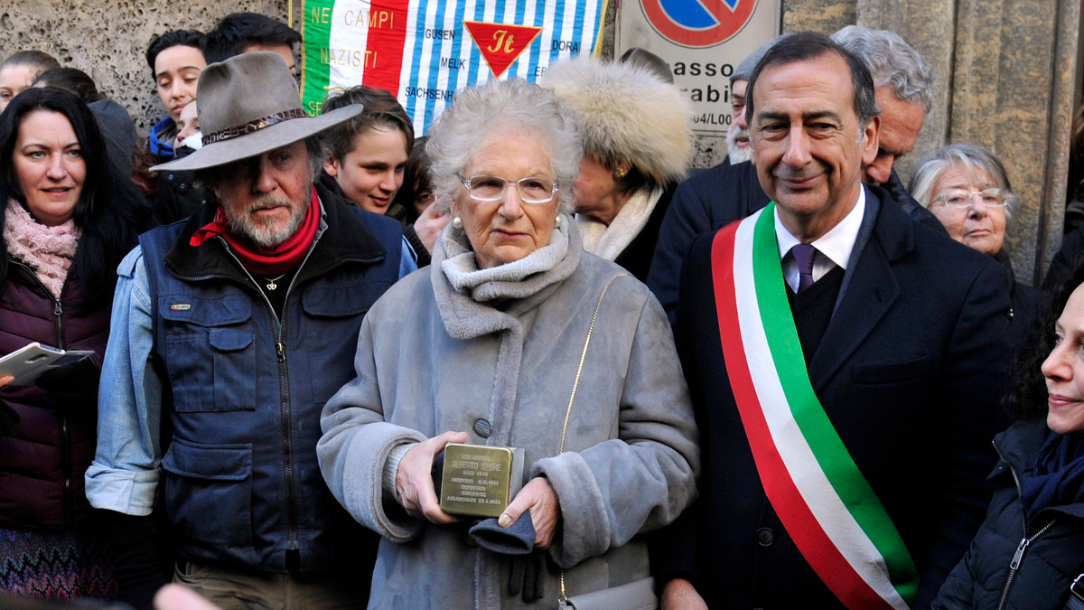 Liliana Segre con il sindaco Giuseppe Sala e l'artista Gunther Demnig il 19 gennaio 2017 alla posa della pietra di inciampo per il padre Alberto Segre