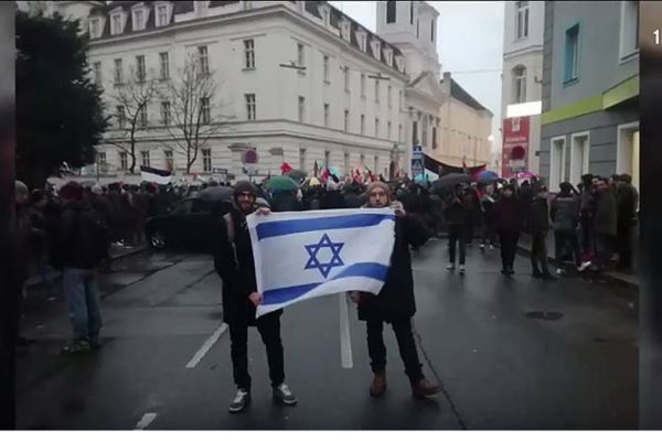 Due dei ragazzi multati per avere sventolato la bandiera israeliana