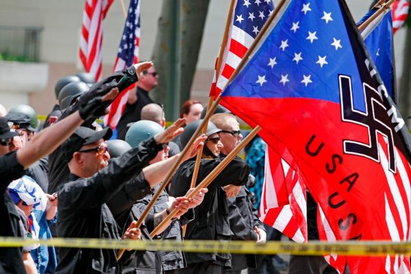 Una manifestazione di estrema destra e antisemita in Usa