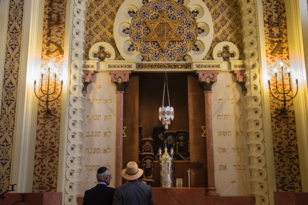 Ebrei in una sinagoga in Turchia