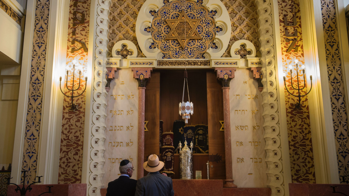 Ebrei in una sinagoga in Turchia