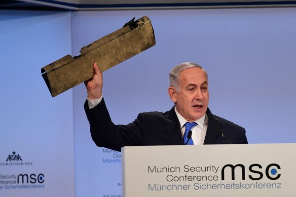 Benjamin Netanyahu alla conferenza di Monaco sulla sicurezza mostra un pezzo del drone iraniano abbattuto da Israele