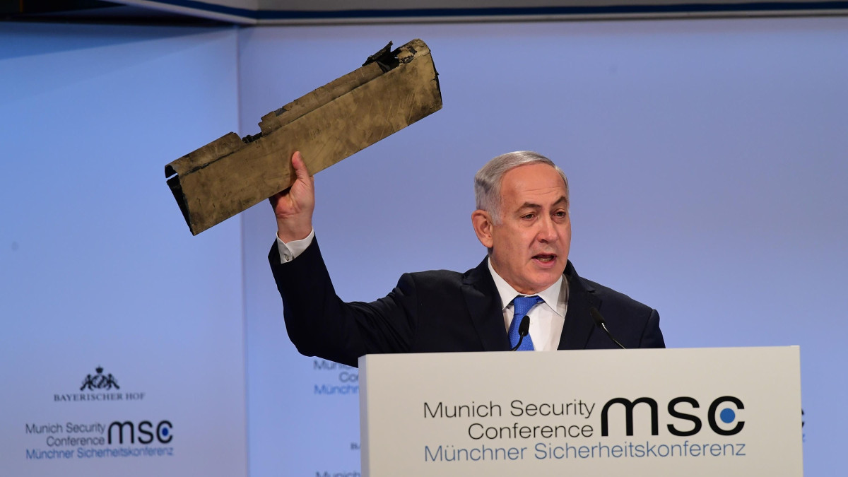 Benjamin Netanyahu alla conferenza di Monaco sulla sicurezza mostra un pezzo del drone iraniano abbattuto da Israele