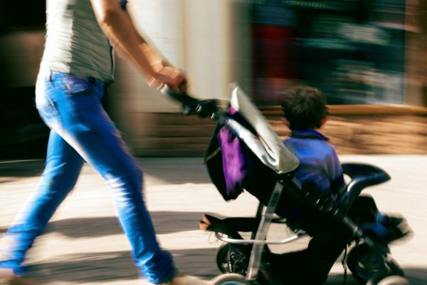 Una mamma con il bambino nel passeggino