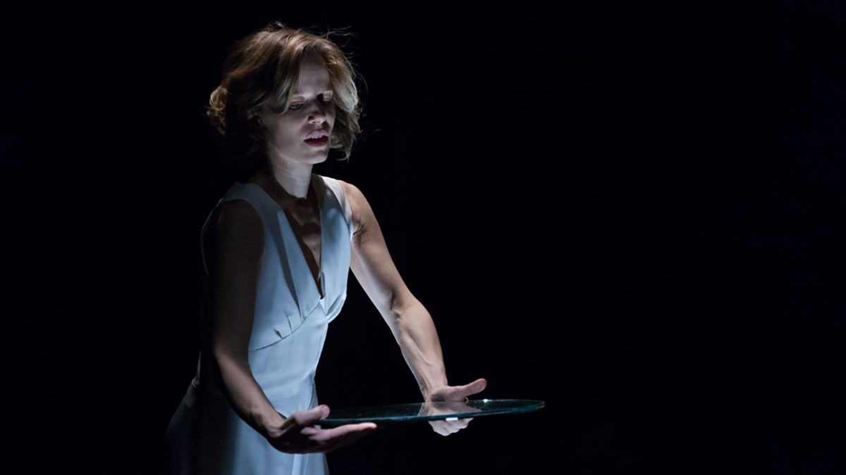 Sonia Bergamasco ne Il ballo al Teatro Franco Parenti