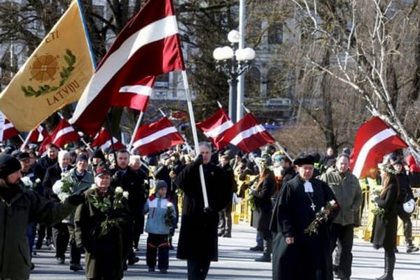 Il corteo dei veterani delle SS in Lettonia