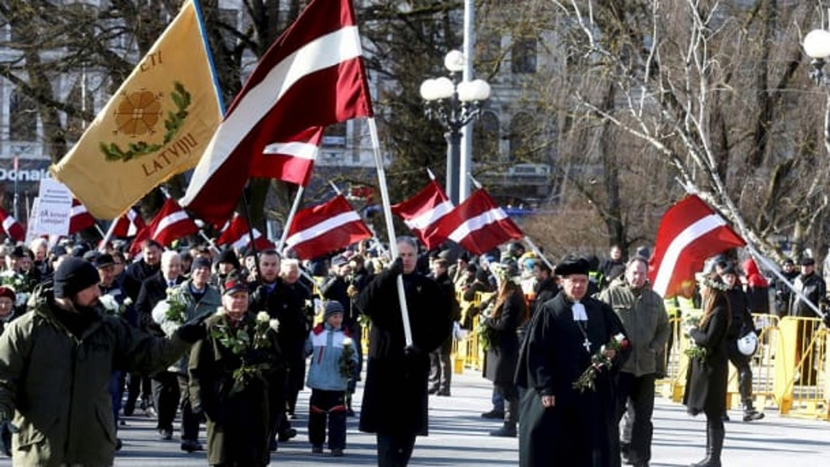 Il corteo dei veterani delle SS in Lettonia