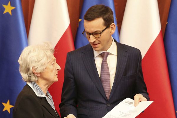 La Giusta dalla Giusta Anna Stupnicka con il Primo Ministro polacco Mateusz Morawiecki