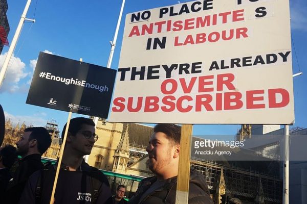 Manifestanti contro Corbyn e l'antisemitismo nel Labour Party