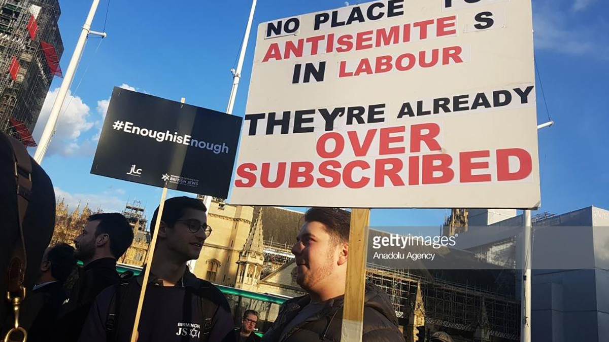 Manifestanti contro Corbyn e l'antisemitismo nel Labour Party